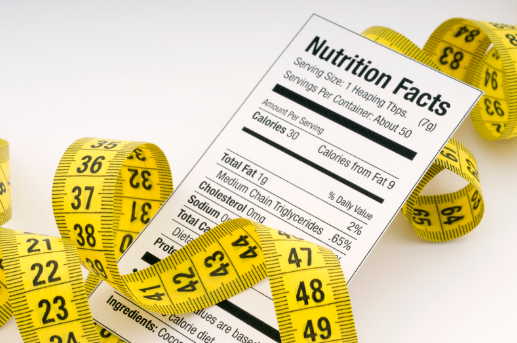 Persona llegint l'etiquetatge nutricional d'un producte en un supermercat.